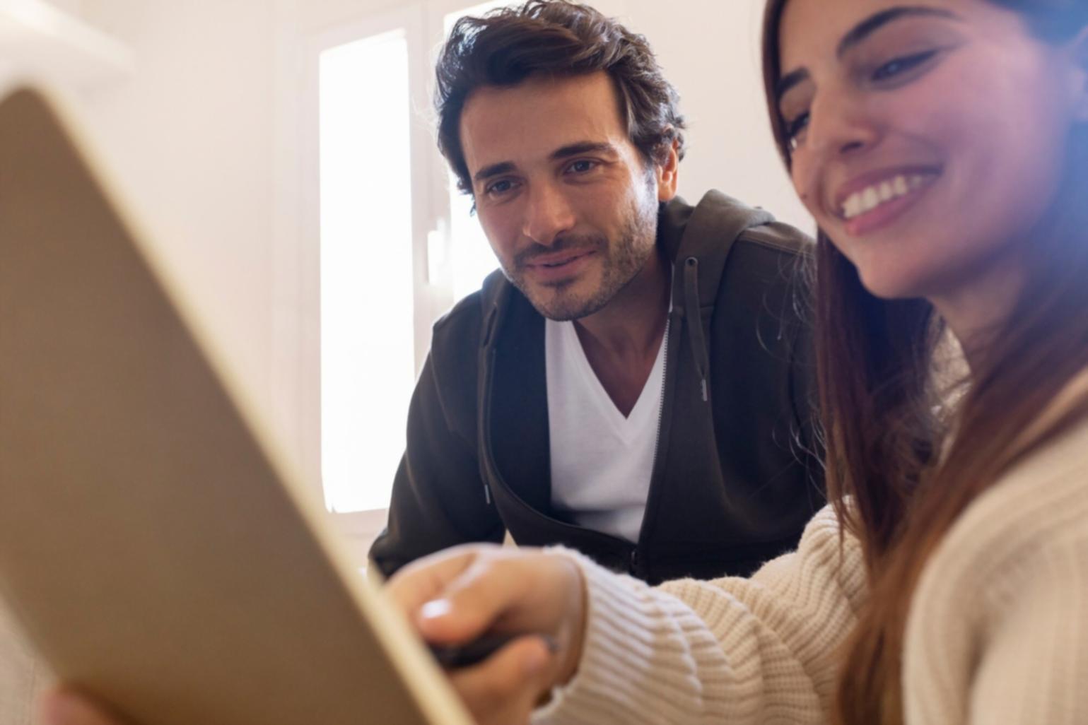 Étudiants travaillant sur des projets de cybersécurité en équipe